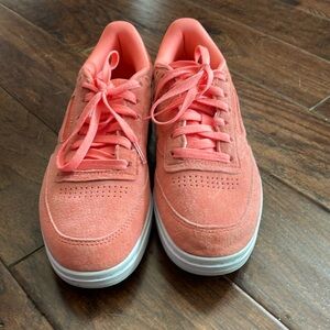 EUC Reebok Classic size 9